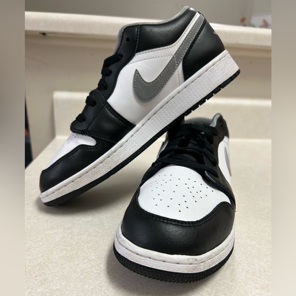Nike Air Jordan One Low. Sz Yth 7. Womens 8.5. Black and white with gray swoosh. - Picture 3 of 10